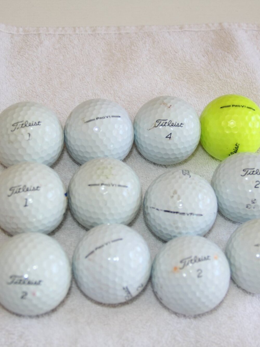 Titleist Pro V1 Mixed Used Golf Balls in 4A Condition. Sold in Lots of 12